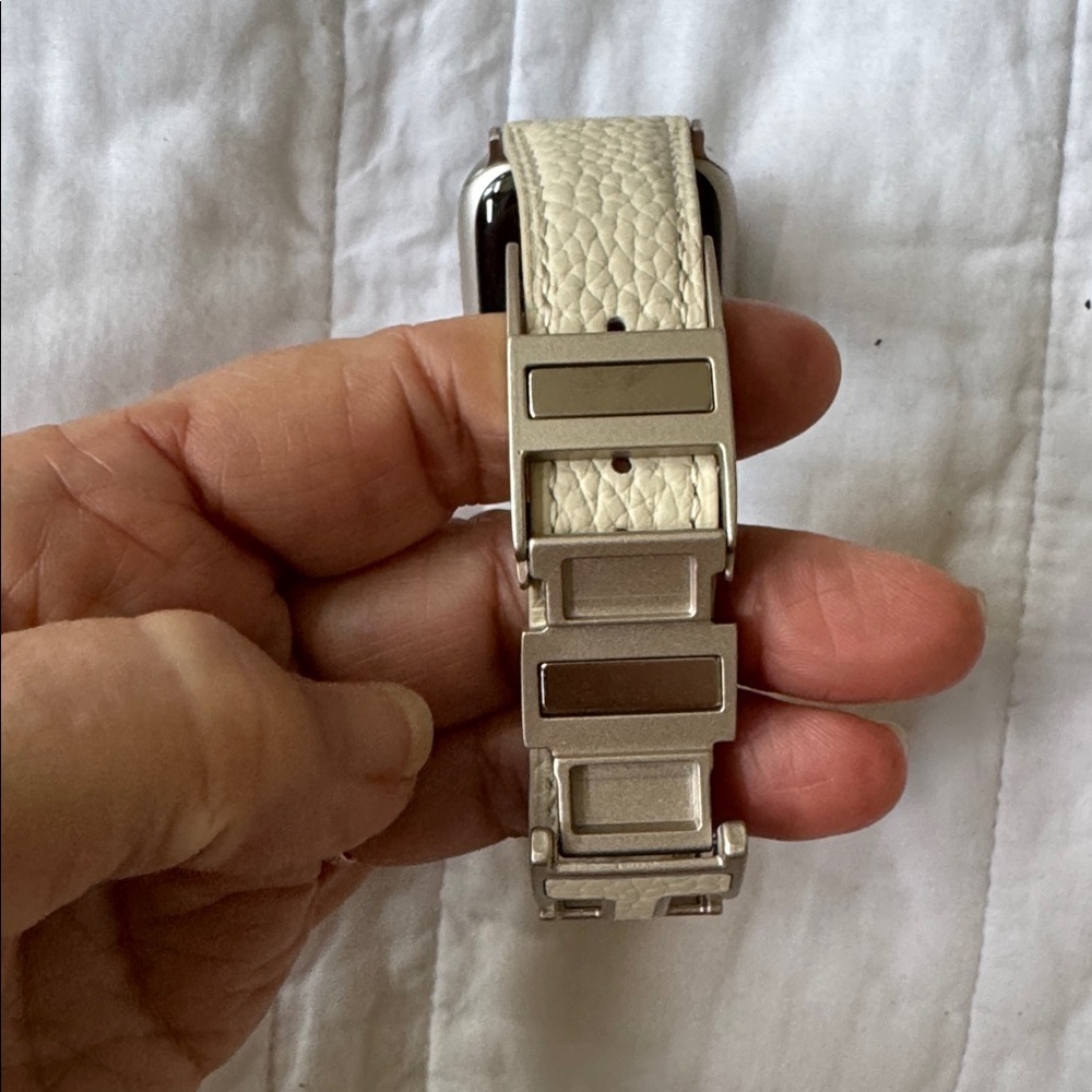 Apple Smartwatch band with Cream Band - Picture 4 of 8